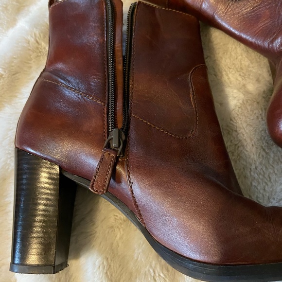 Size 7 wine red Cole Haan leather ankle boots - Picture 2 of 14